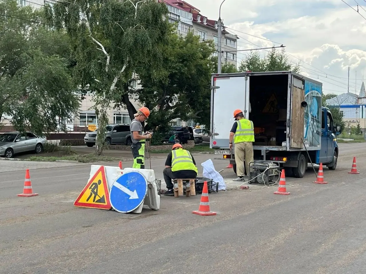 Канализационный коллектор, обслуживающий треть города Рубцовска, ремонтируют без вскрытия проезжей части и отключения коммунальных услуг. В старую трубу вкладывают новый рукав, уже обновлено свыше 2,1 км сети.