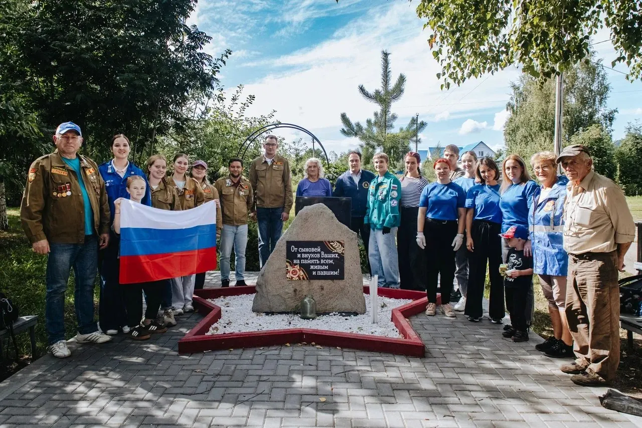 Активисты и студенческие отряды Алтайского края привели в порядок Аллею ветеранов во Власихе в преддверии Дня Государственного флага России.