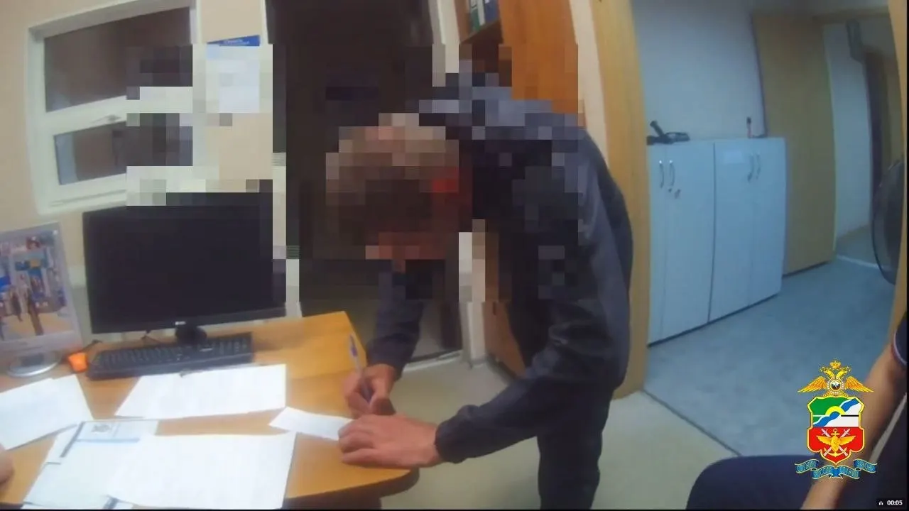 39-летний мужчина курил в туалете самолета во время рейса Москва — Барнаул. Транспортная полиция составила административный протокол за нарушение запрета на курение; авиакомпания может отказать в дальнейшем перевозке и потребовать возмещения ущерба и убытков.