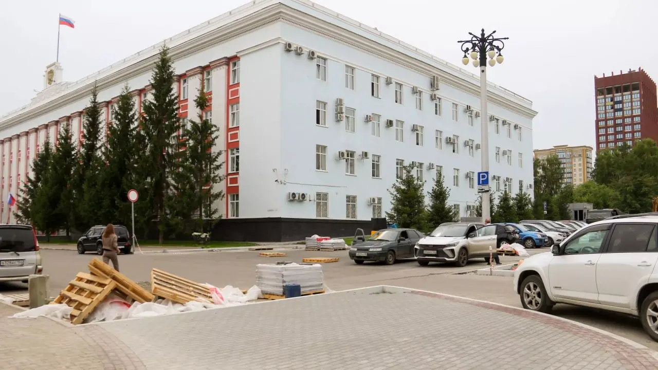 К концу октября у здания правительства Алтайского края ограничат проезд, установят шлагбаумы и камеры видеонаблюдения, а также обновят дорожную инфраструктуру в рамках контрактов на ремонт дорог и внедрение автоматизированной системы управления движением.