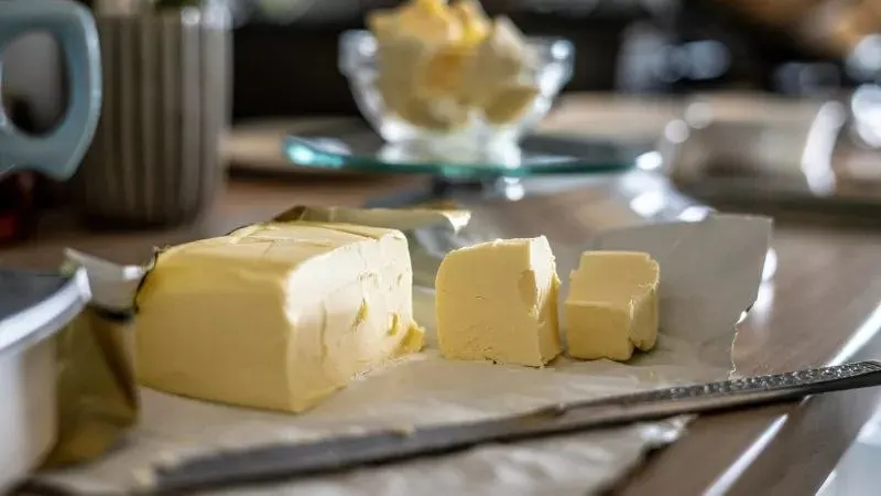 Анализ состава выявил высокий процент растительных жиров в продукции с маркой «Крестьянское»: до 93% растительных жиров при заявке на молочный жир. Проверку передали надзорным органам Алтайского края и Республики Алтай.