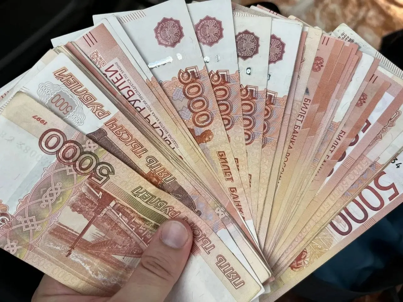 Три подростка из Новосибирской области подозреваются в мошенничестве против пенсионеров в Барнауле; общий ущерб более 7 млн рублей, ведется расследование.