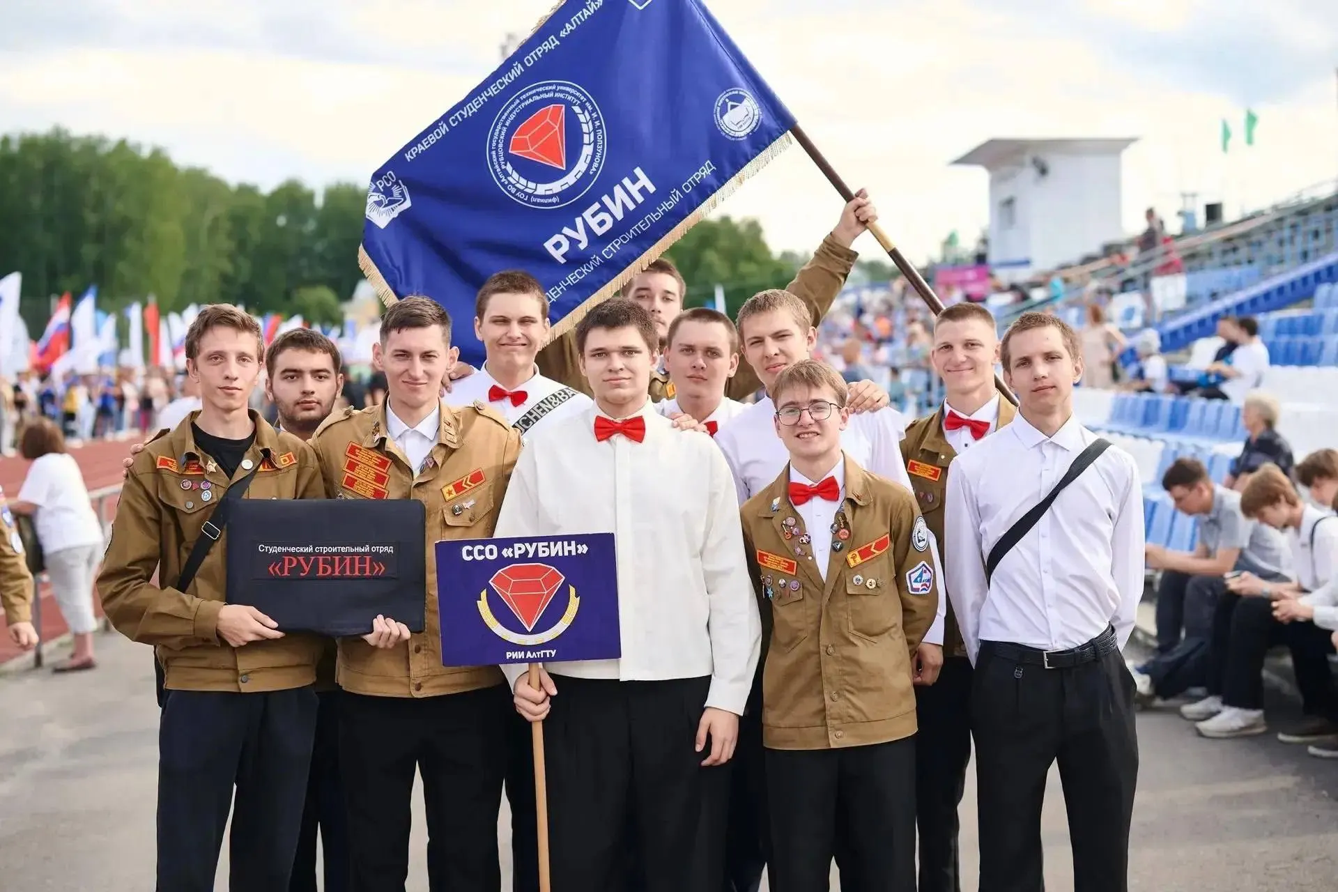 44 студента из Алтайского края заняты на строительстве комплекса в Северске, где впервые объединят реактор и производство для повторного использования ядерного топлива. Это направление направлено на повышение эффективности использования сырья и сокращение объёмов радиоактивных отходов.