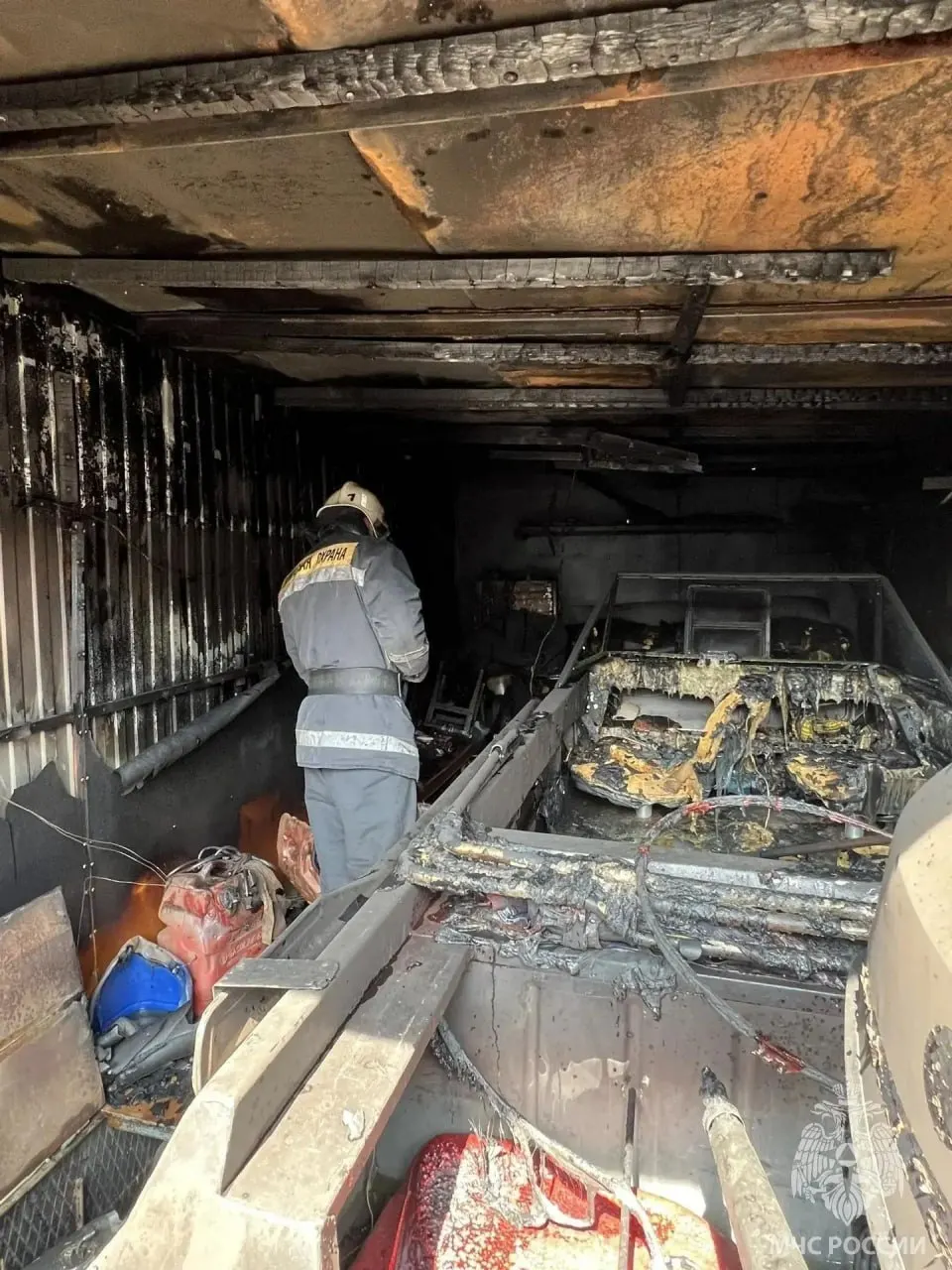 Пожар на улице Дамба, у берега Оби, охватил около 60 квадратных метров. Повреждены три гаража, в двух из них находились лодки; на месте обнаружен погибший мужчина. Причина возгорания — неосторожность при обращении с огнем.