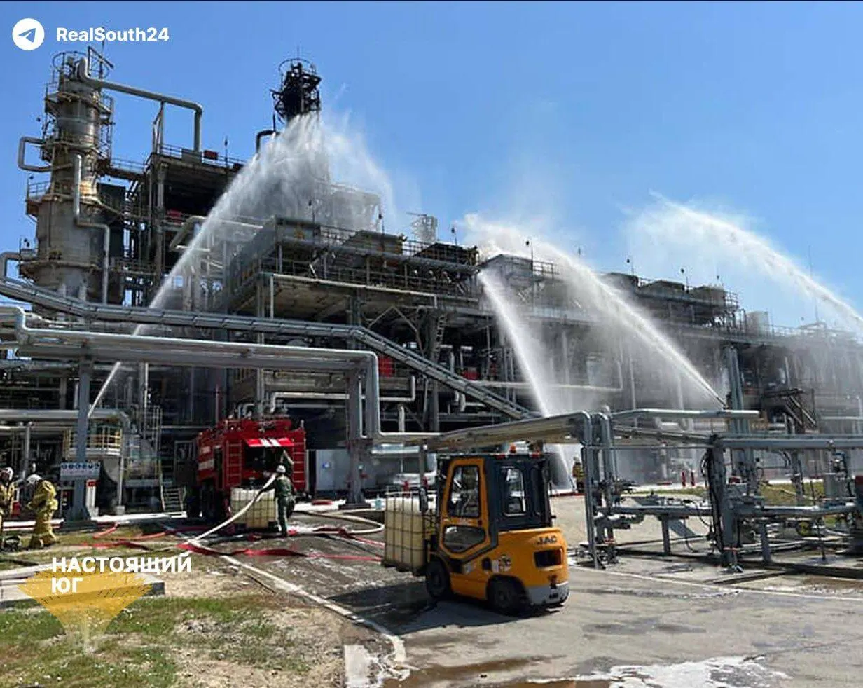 После ударов по нефтепереработке переработка снизилась, бензин стал дефицитным на рынке, а экспортные и внутренние регуляции влияют на цены.
