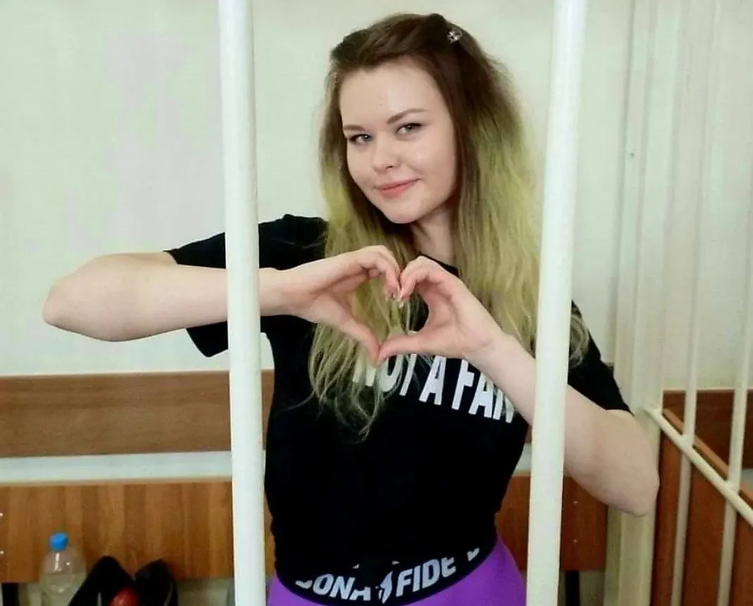 История Надежды Россинской, известной как Надин Гейслер, продолжается после ужесточения условий содержания и обвинений по нескольким статьям УК РФ.