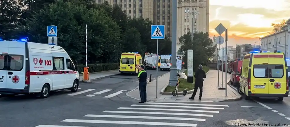 Вечером 1 августа в центре Москвы прогремел взрыв у ресторана Balzi Rossi. Погибли несколько человек, есть тяжело раненые. Следствие рассматривает версию попытки покушения на главнокомандующего ВКС Александра Чайко; мэр назвал произошедшее терактом, возбуждено уголовное дело.