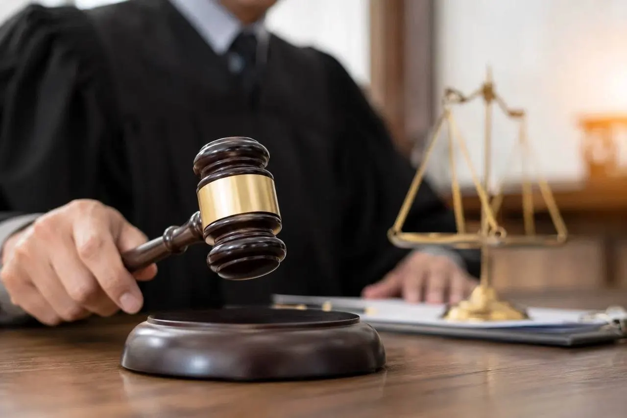 Рубцовский городской суд признал местного жителя виновным в публичной демонстрации символики запрещённой в России организации и назначил штраф в размере 1 тысячи рублей.