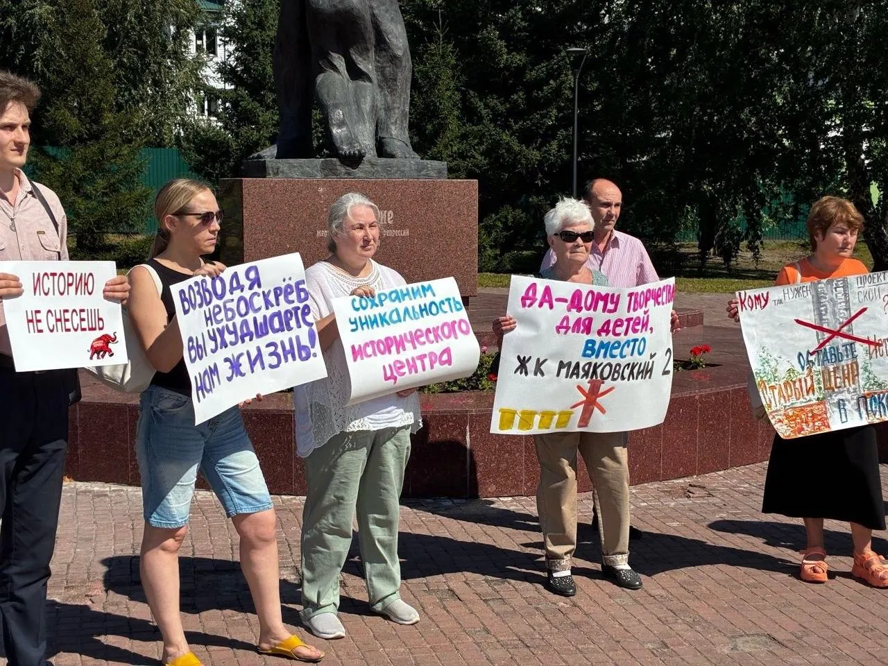 Протестующие считают, что проект 25‑этажного дома «Маяковский‑2» повлияет на освещение, парковку и инфраструктуру района, и требуют учета культурной ценности застройки.