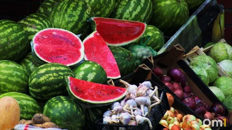 Разрезанные арбузы и дыни могут представлять риск для здоровья: в местах повреждения быстро размножаются микроорганизмы. Покупайте бахчевые только в официальных торговых точках.