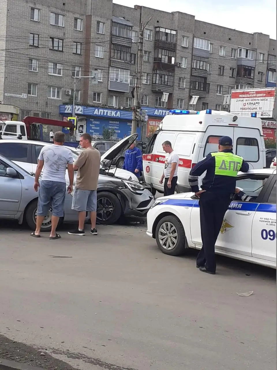 46-летняя водитель Toyota Vitz проехала на красный свет и столкнулась с Renault Arcana и Toyota Corolla. На месте медицинскую помощь оказали водителю Toyota Vitz и 50-летней пассажирке Toyota Corolla.