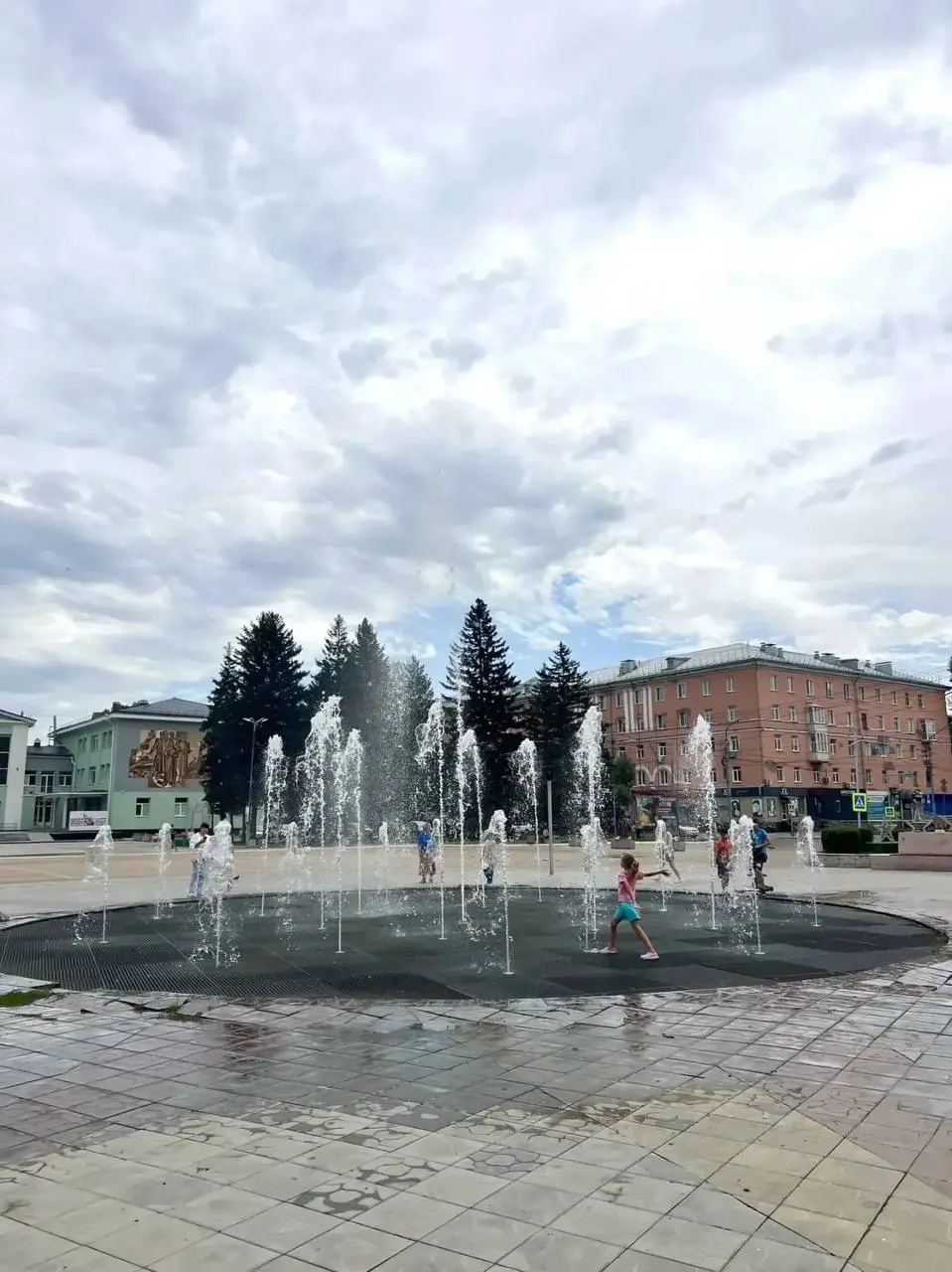 После ремонта на площади Ленина в Рубцовске запущен светомузыкальный фонтан «Торнадо С»; специалисты обновили три электродвигателя, заменили часть электрооборудования и планируют капитальный ремонт чаши.
