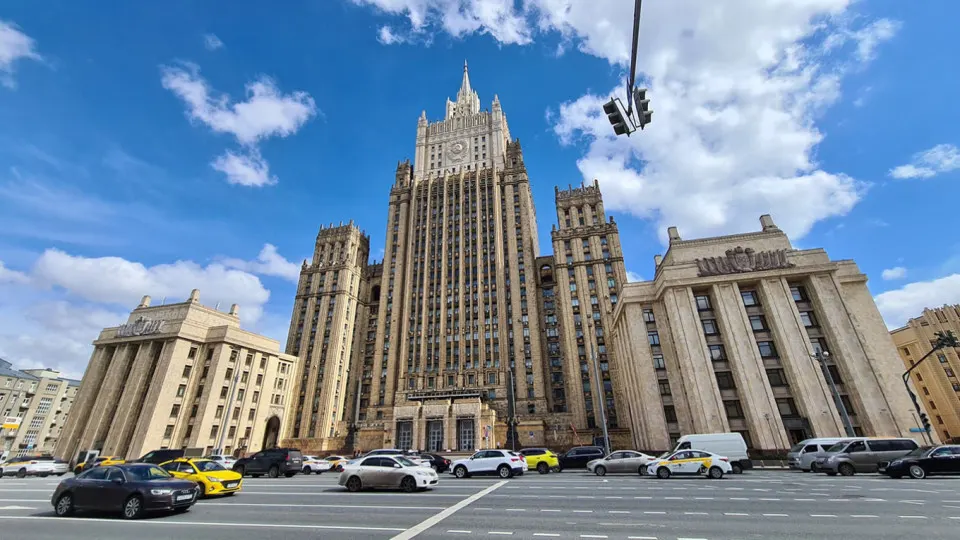 Москва настаивает на устранении первопричин кризиса перед любыми заморозками военных действий. В дипдискуссиях подчёркивается необходимость реальных шагов и политической воли западных партнёров для мирного урегулирования.