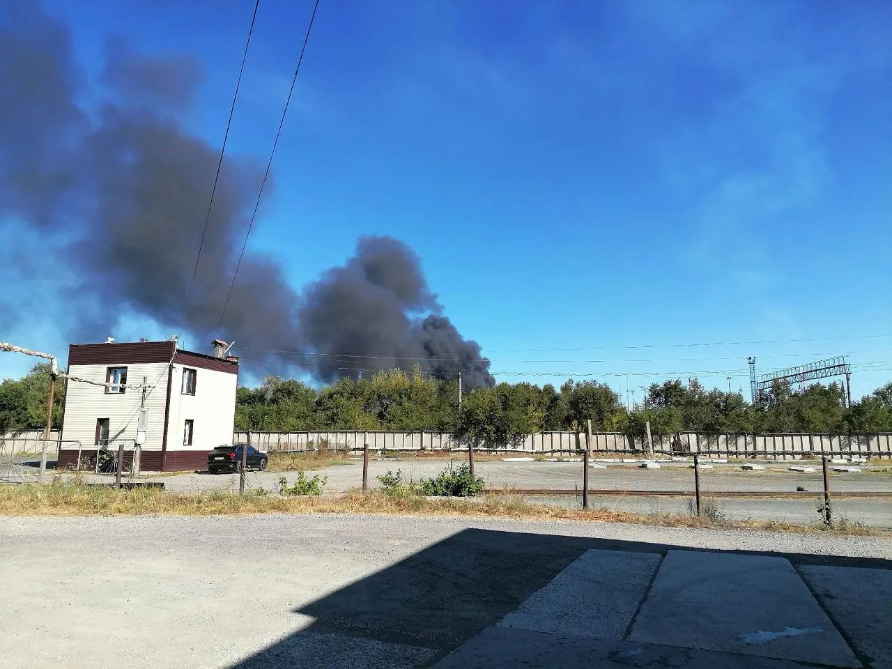 Жителей Южного Урала призывают оставаться дома, не подходить к окнам и укрываться. Сообщаются перебои в мобильной связи, звучат сирены; возможна связь с атакой на Орский НПЗ.