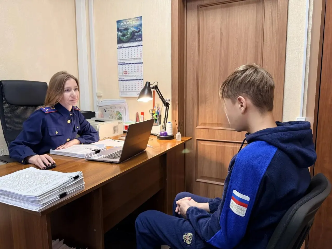 Следствие считает, что подросток познакомился через Telegram с неизвестным и за вознаграждение согласился поджечь базовую станцию; позже к делу присоединился его 20-летний знакомый.