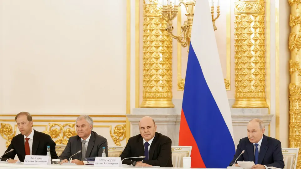 Президент России обсуждает меры по трудоустройству участников боевых действий после возвращения с фронта, включая призывы МВД к трудоустройству и планы по региональным квотам на найм ветеранов.