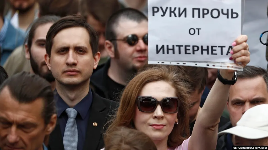 Роскомнадзор расширил блокировку VPN‑сервисов: ограничения охватили десятки адресов обхода, пользователи сталкиваются с техническими трудностями, а эксперты предупреждают о возможных повторных попытках обхода.