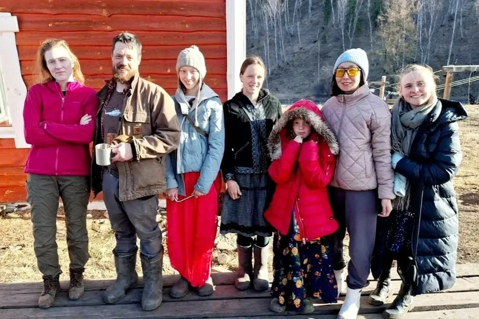 После беседы с миграционной службой в Барнауле семья Джастаса Уолкера больше не подлежит депортации; принято решение о продолжении пребывания в стране.