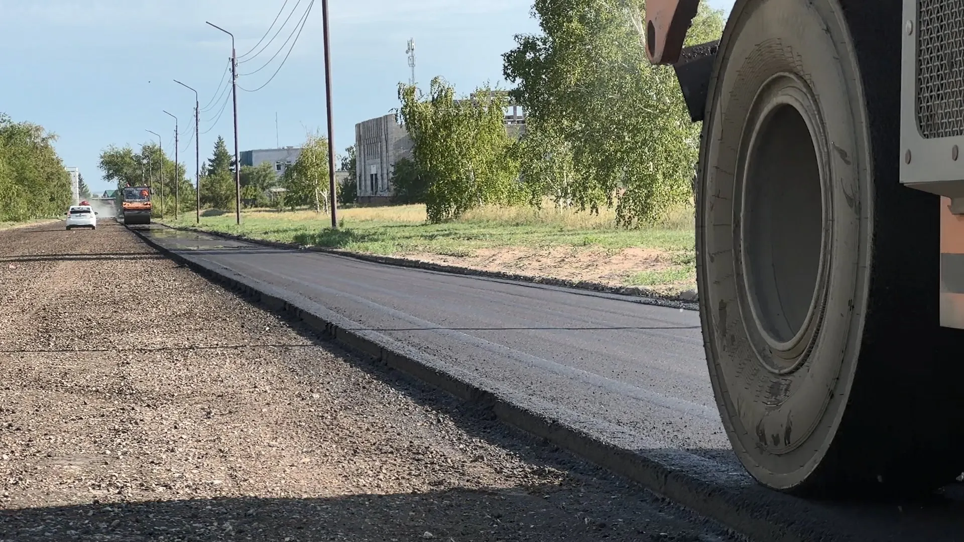 К концу года в Алтайском крае планируют привести в порядок 540 км региональных дорог, уделяя внимание внутригородским улицам. На ремонт выделено 3,4 млрд рублей; работы идут в шести городах и 22 районах.