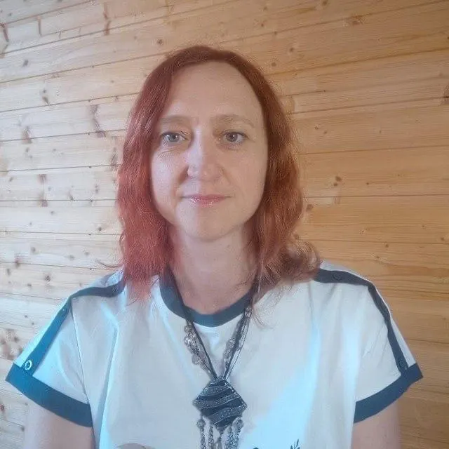 Активистку Ольгу Арчибасову задержали в аэропорту Новосибирска; ей предъявлено обвинение по статье 205.2 УК РФ за публикацию видеозаписи с советским исполнением гимна Интернационал; обыск прошёл у неё дома, после чего её доставили в отдел полиции.