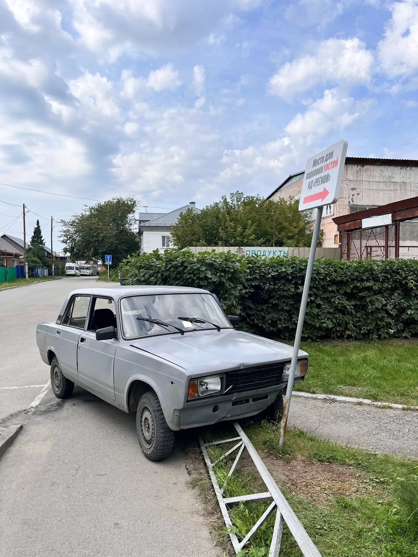 Подростки подозреваются в угоне автомобиля и аварии в Барнауле; сотрудникам полиции предстоит выяснить обстоятельства.