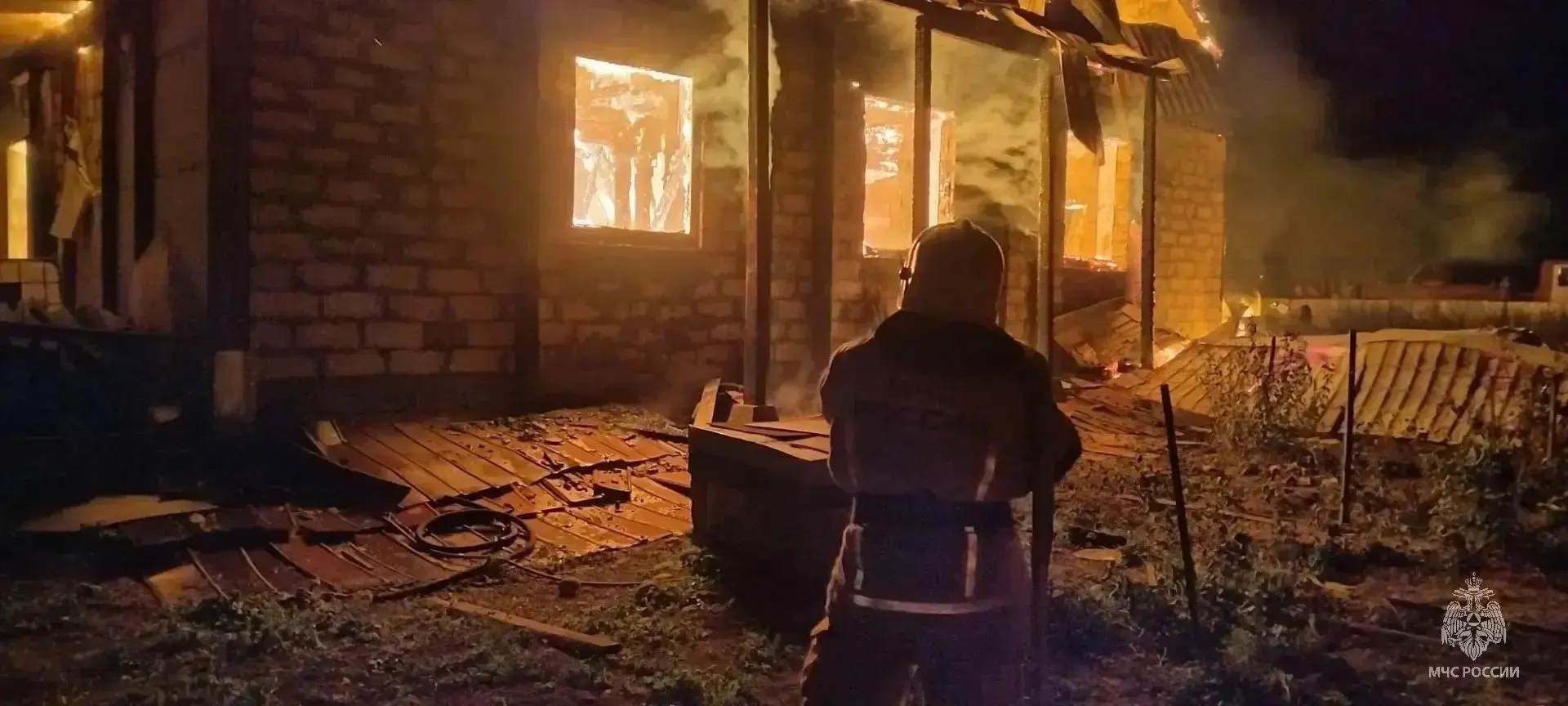 В Алтайском крае пожар в частном доме спас многодетную семью: родители и четверо детей смогли выбраться до прибытия пожарных; очаг возгорания ликвидирован.
