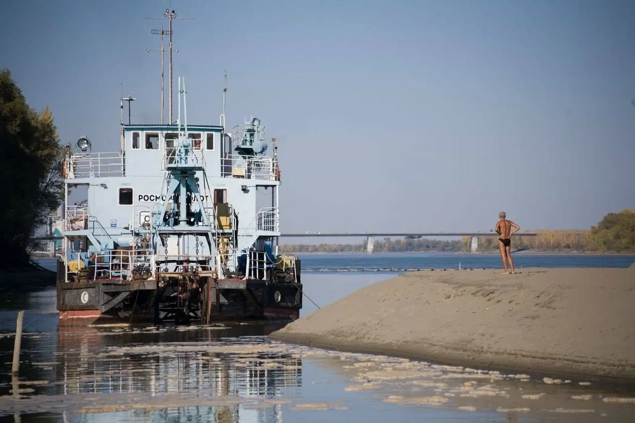 Гидрологи зафиксировали снижение уровня воды в реках Оби и Бии в Алтайском крае; в ближайшие недели подъема не ожидается.