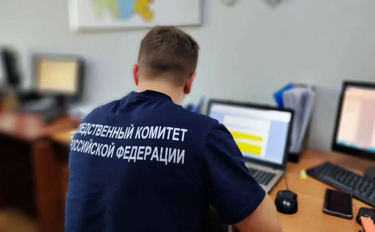 Следствие считает, что техник обработал барное оборудование щелочным раствором и не промыл его должным образом, что привело к ожогу гортани покупательницы; дело направлено в суд.