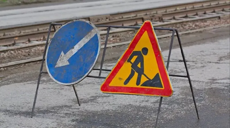 С 25 августа по 15 сентября 2026 года движение по переулку Кожевенному в Бийске будет перекрыто; в Барнауле готовят документы на ремонт четырёх участков дорог к 2027 году.