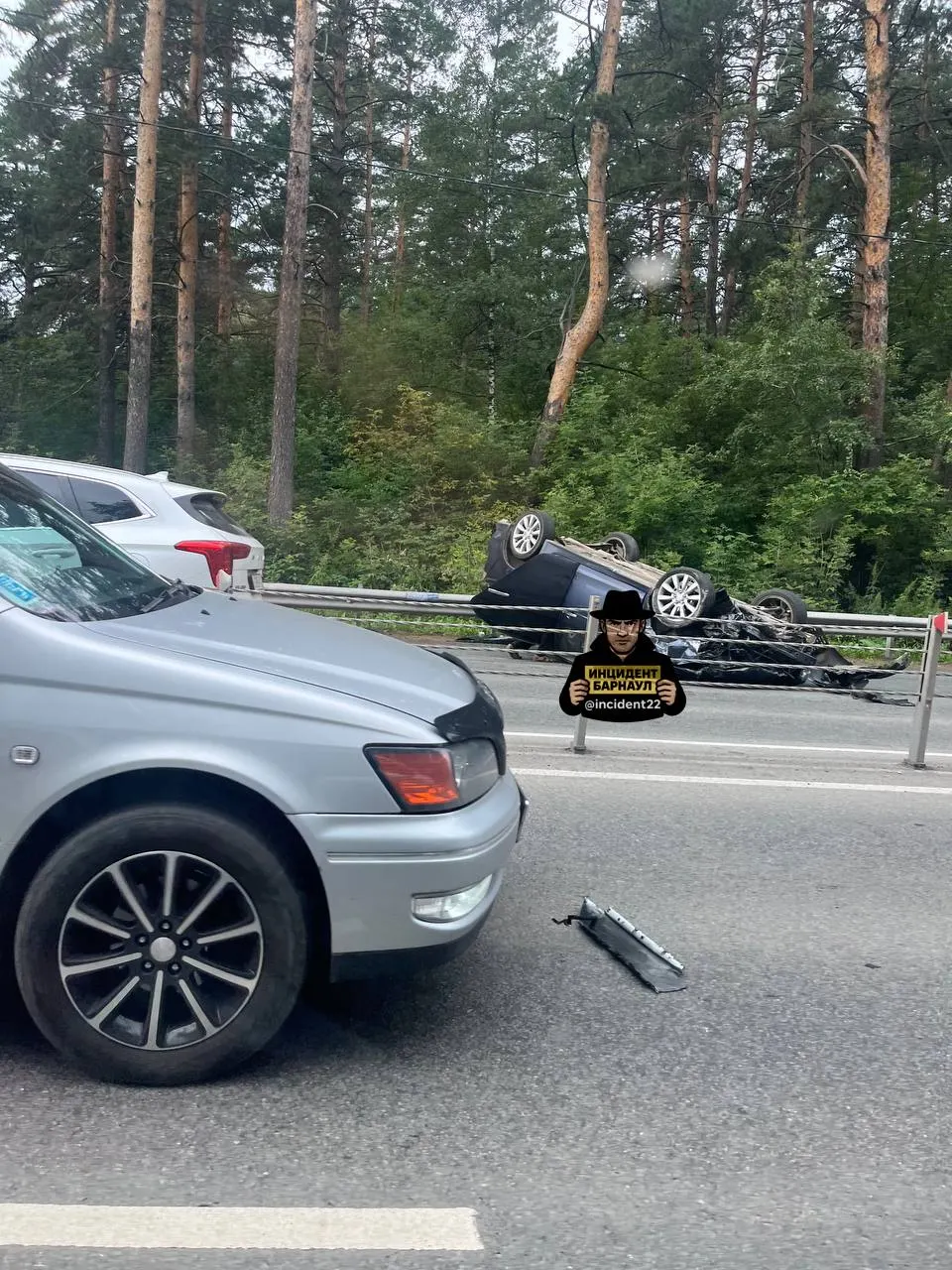 63-летний водитель Mitsubishi Lancer не справился с управлением, выехал на ограждение и столкнулся с BMW. Микроавтобус не участвовал в аварии, Mitsubishi перевернулось на крышу; пострадавших нет.