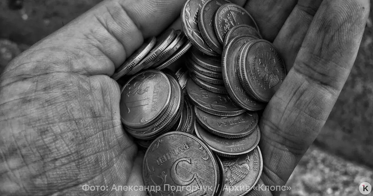 Средняя пенсия по старости в 2026 году достигла около 27 224 рубля; работающие пенсионеры получают примерно 24 929 рублей, а неработающие — около 27 850 рублей.