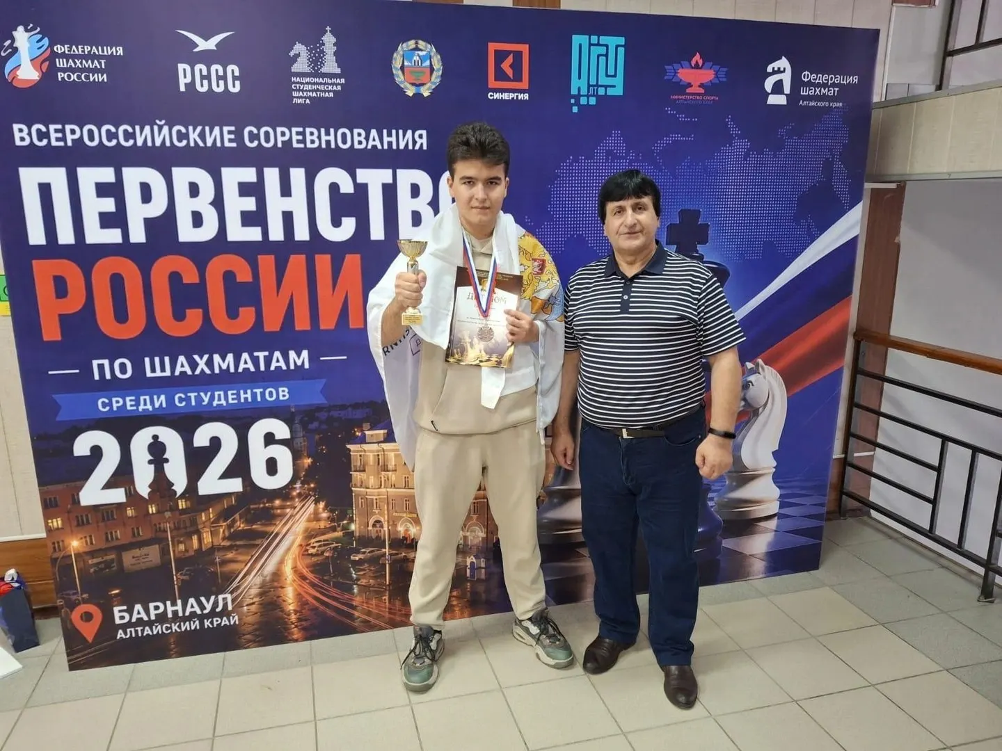 Более 50 шахматистов боролись за призы в Барнауле; турнир прошёл по швейцарской системе с полтора часами на партию и добавлением 30 секунд за ход.