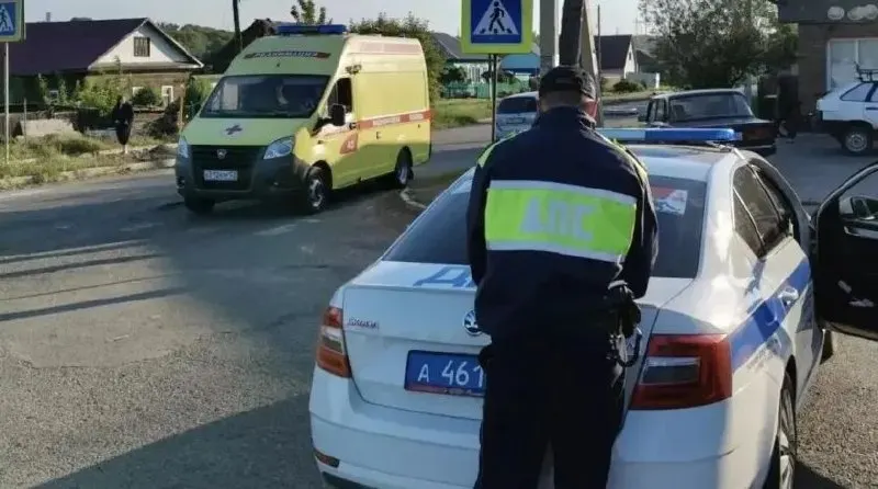 45-летняя женщина на велосипеде пострадала и была доставлена в медицинское учреждение с состоянием средней тяжести; обстоятельства аварии устанавливают правоохранительные органы.