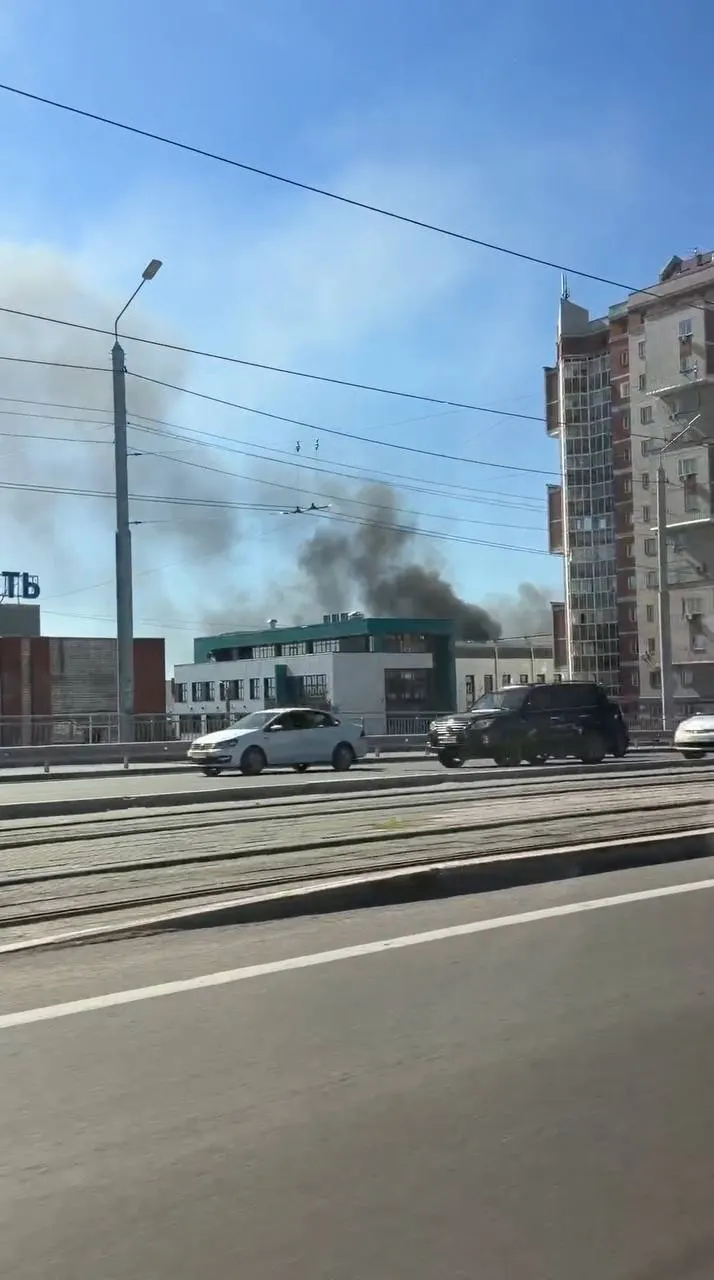На проспекте Ленина в Барнауле загорелось заброшенное двухэтажное здание. Площадь пожара около 60 кв.м; на месте работают 32 пожарных и 8 единиц техники.