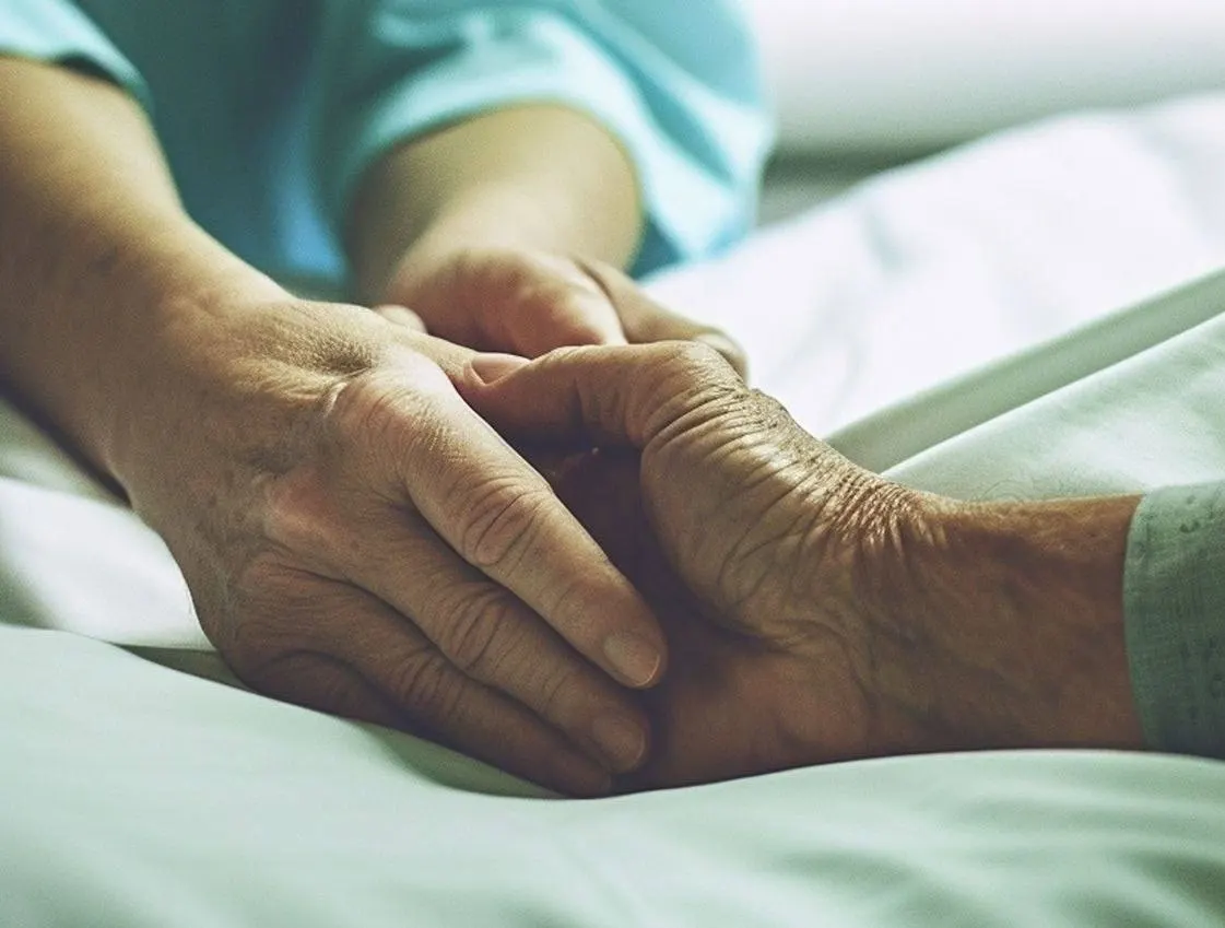В Славгороде 92-летняя женщина погибла после взрыва газовоздушной смеси в жилом доме; три человека были эвакуированы, проводится расследование.