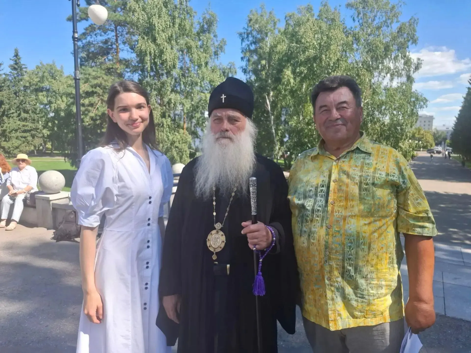 На площади Сахарова прошёл краевой праздник, посвящённый Дню пчеловода Алтайского края, где пчеловоды презентовали мёд и продукцию пчеловодства, а митрополит освятил мёд.