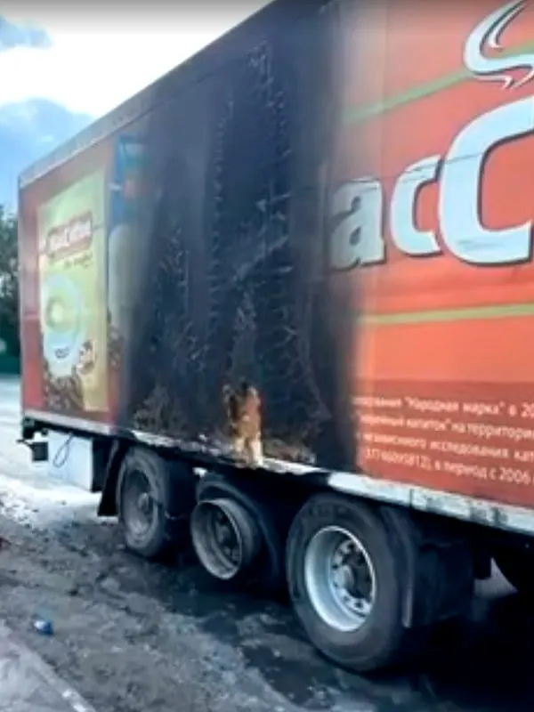 Грузовик загорелся на подъезде к Бийску в Алтайском крае; при тушении пострадал сотрудник полиции.