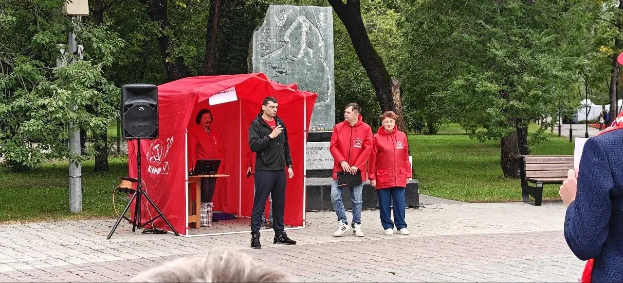Стихийный митинг в Тюмени поддержал Николая Бондаренко, оштрафованного по делу об экстремистской статье; предвыборная кампания сопровождается давлением над кандидатами и попытками очистить поле.