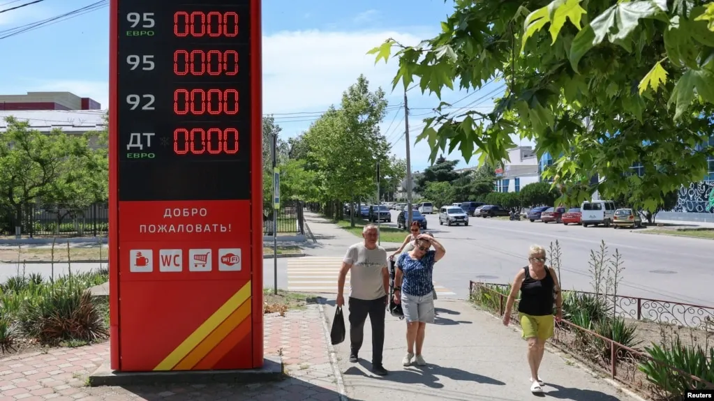 Из-за перебоев в поставках и атак беспилотников бензин исчезает на заправках региона; водители выстраиваются в длинные очереди