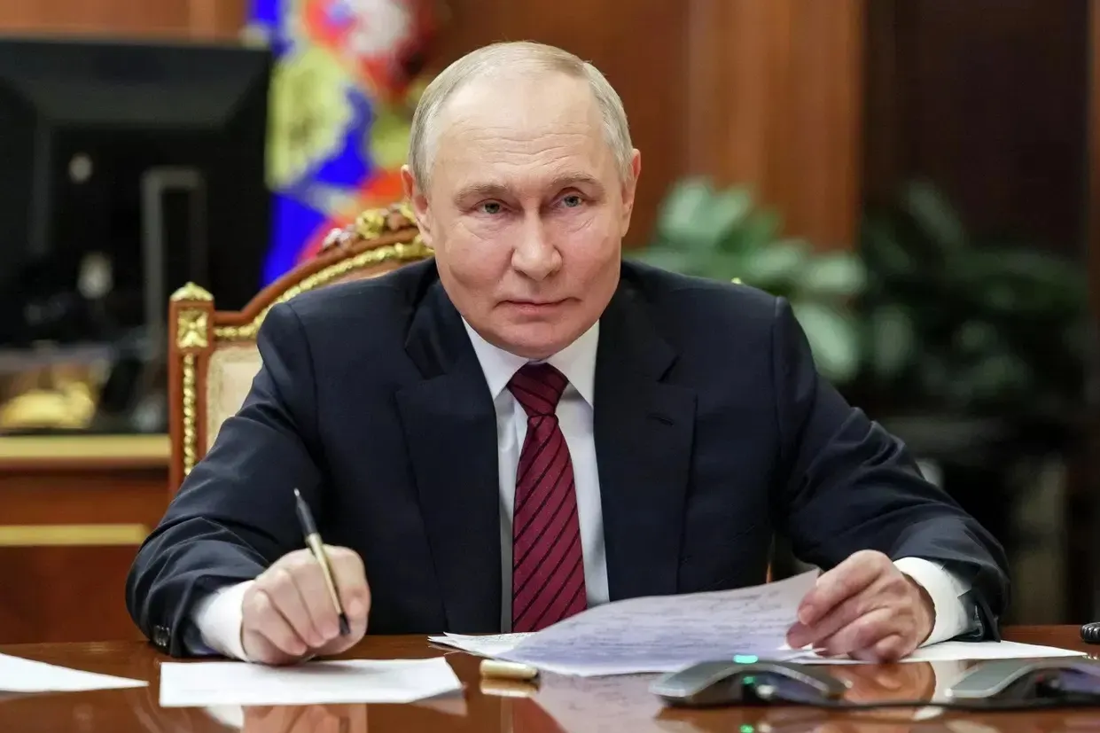 За первые семь с половиной месяцев 2026 года безвозмездные поступления бизнес‑структур в федеральный бюджет приблизились к рекордной отметке, что сопровождается обсуждением финансирования госрасходов и возможных выпусков военных облигаций.