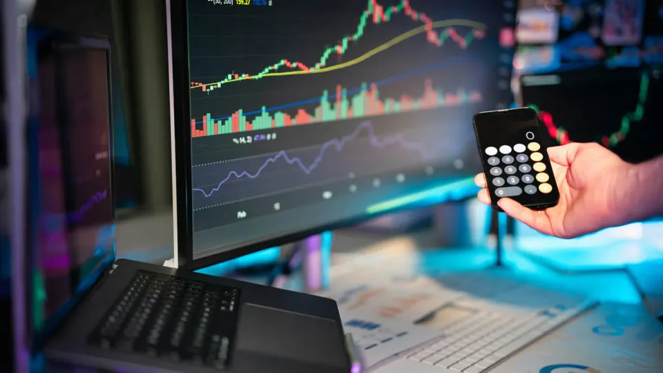 В России обсуждают усиление контроля над стейблкоином USDT и влияние на платежи и крипторынок; регуляторы и банки развивают собственные цифровые инструменты, фиксируются киберриски.