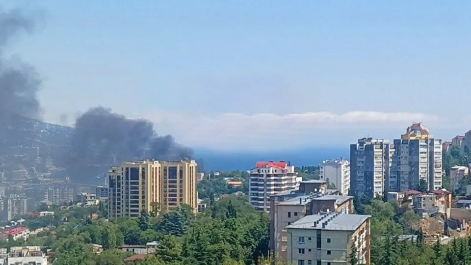 После ударов беспилотников по Ялте власти призвали жителей уходить с побережья; на набережной произошёл пожар, что создаёт угрозу безопасности.