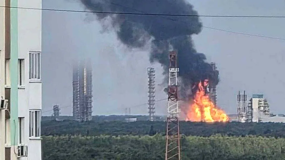Крупный нефтехимический комплекс в Тюменской области остановил производство после атаки беспилотников; материал содержит данные об объемах выпуска, сроках остановки и последствиях.