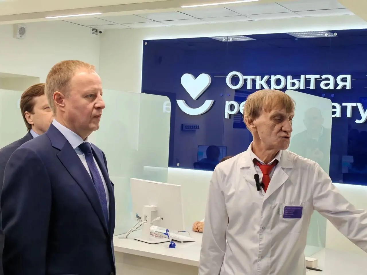 После капитального ремонта поликлиника на улице Матросова принимает пациентов; обновления улучшают доступ к медицинской помощи в районе Осипенко.