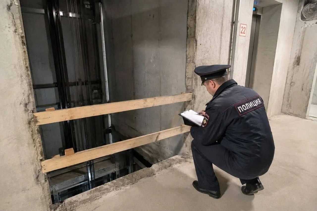 Рабочий погиб после падения в шахту лифта; следствие считает, что руководитель не обеспечил надлежащий надзор за безопасностью на объекте, и уголовное дело направлено в суд.