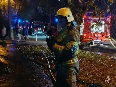 Пожар в Барнауле на улице Никитина ликвидирован: огонь повредил двухквартирный дом, баню и сарай; погибших и пострадавших нет, площадь возгорания около 250 квадратных метров.