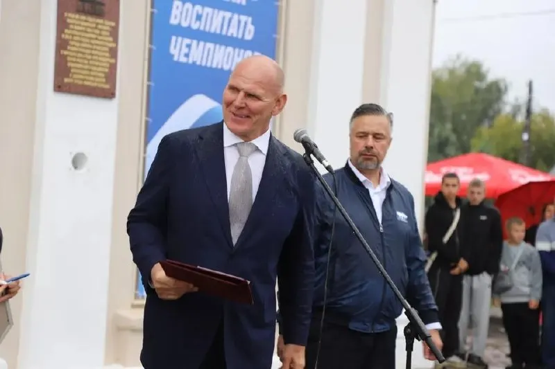 На площади городского центра прошёл фестиваль силы и семьи: Борцам будущего обещано письмо на 2051 год, а сам праздник посетили известный олимпийский чемпион и региональные чиновники.