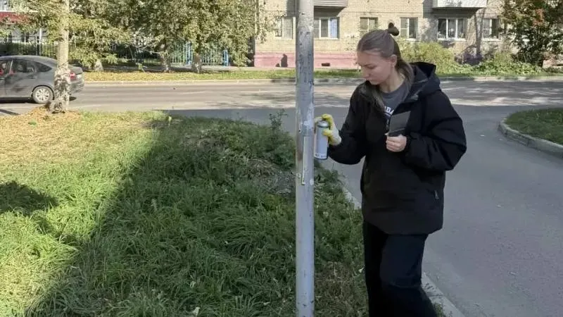 Акцию провели в Октябрьском районе: участники закрасили три надписи с рекламой наркотиков и убрали свыше 100 листовок.
