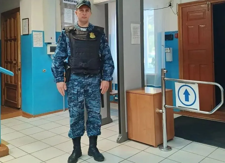 Судебный пристав спас двух женщин и локализовал возгорание на трассе, не позволив огню добраться до топливного бака.