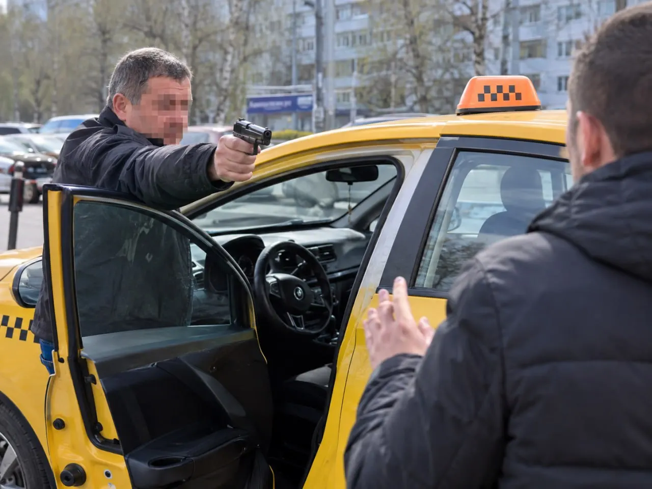 53-летний таксист открыл огонь во время конфликта в Барнауле; пострадавший получил лёгкий вред здоровью, возбуждено уголовное дело, обвиняемый признал вину.